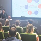 Massimo Petrone durante la presentazione aziendale, con una slide che mostra i numeri del Gruppo Petrone relativi al 2023, davanti a una platea di studenti del Master in Marketing IPE.