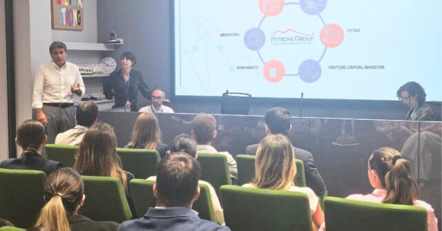 Massimo Petrone durante la presentazione aziendale, con una slide che mostra i numeri del Gruppo Petrone relativi al 2023, davanti a una platea di studenti del Master in Marketing IPE.