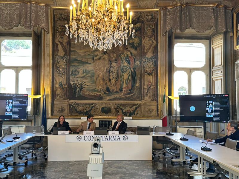 Veduta completa della Sala Antonio d’Amico durante il workshop “Il Farmaco di Bordo”, con i relatori Massimo Petrone, Giusy Ronga e Luca Sisto al centro e partecipanti collegati in videoconferenza.