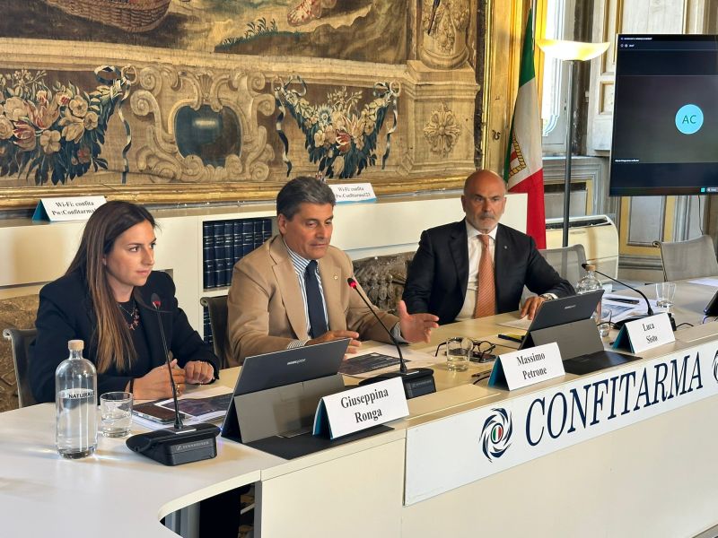 Massimo Petrone, Giusy Ronga e Luca Sisto seduti al tavolo dei relatori durante il workshop “Il Farmaco di Bordo”, organizzato da Petrone Group e Confitarma, nella Sala Antonio d’Amico a Roma.